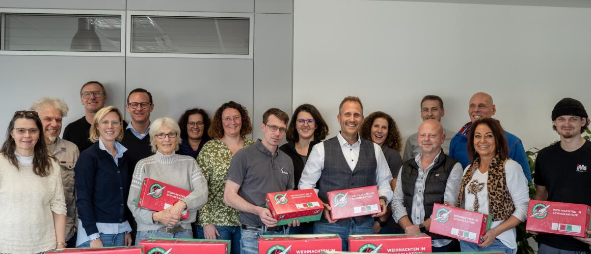 Bild zeigt alle Teilnehmer der Packparty für die Aktion Weihanchten im Schuhkarton